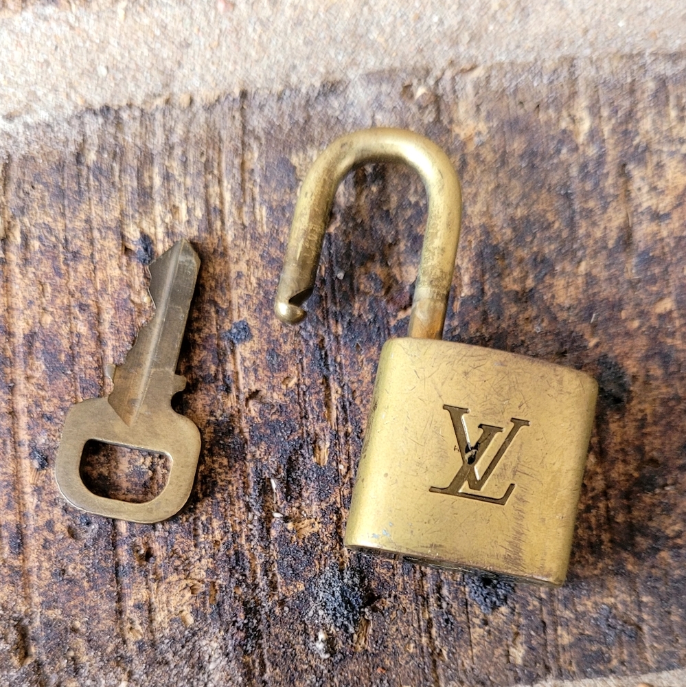 SOLD LOUIS VUITTON lock and Key